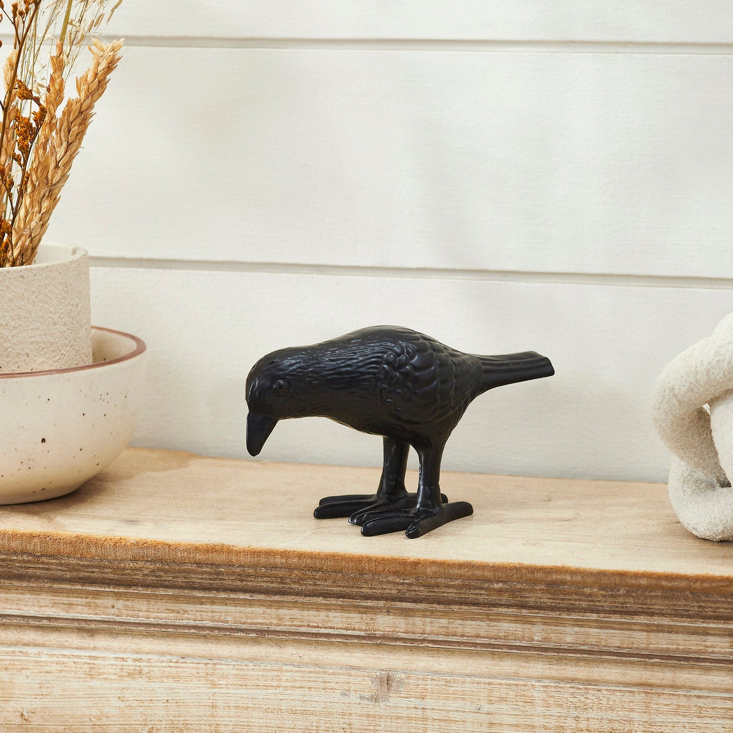 Black Metal Crow Statue Decorative Raven Figurine for Garden & Home Decor, Gothic Bird Accent, Indoor/Outdoor (3.5 x 6.25 x 3 Inches)