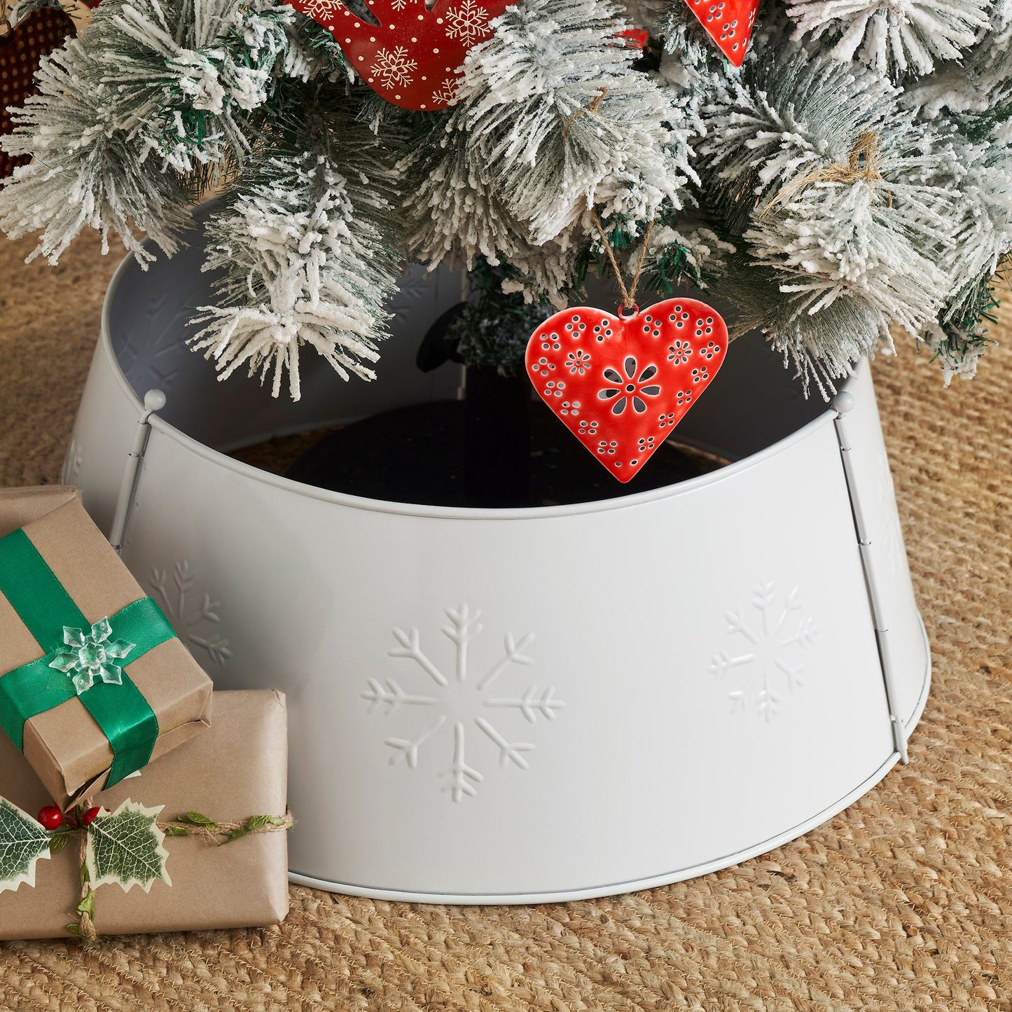 Stamped Snowflake Metal Tree Collar White 8x20x20
