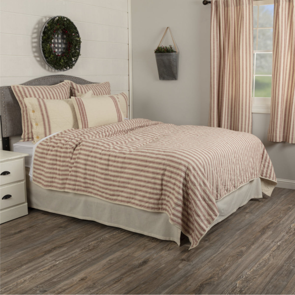 Market Place Red Luxury King Quilt 105Lx120W