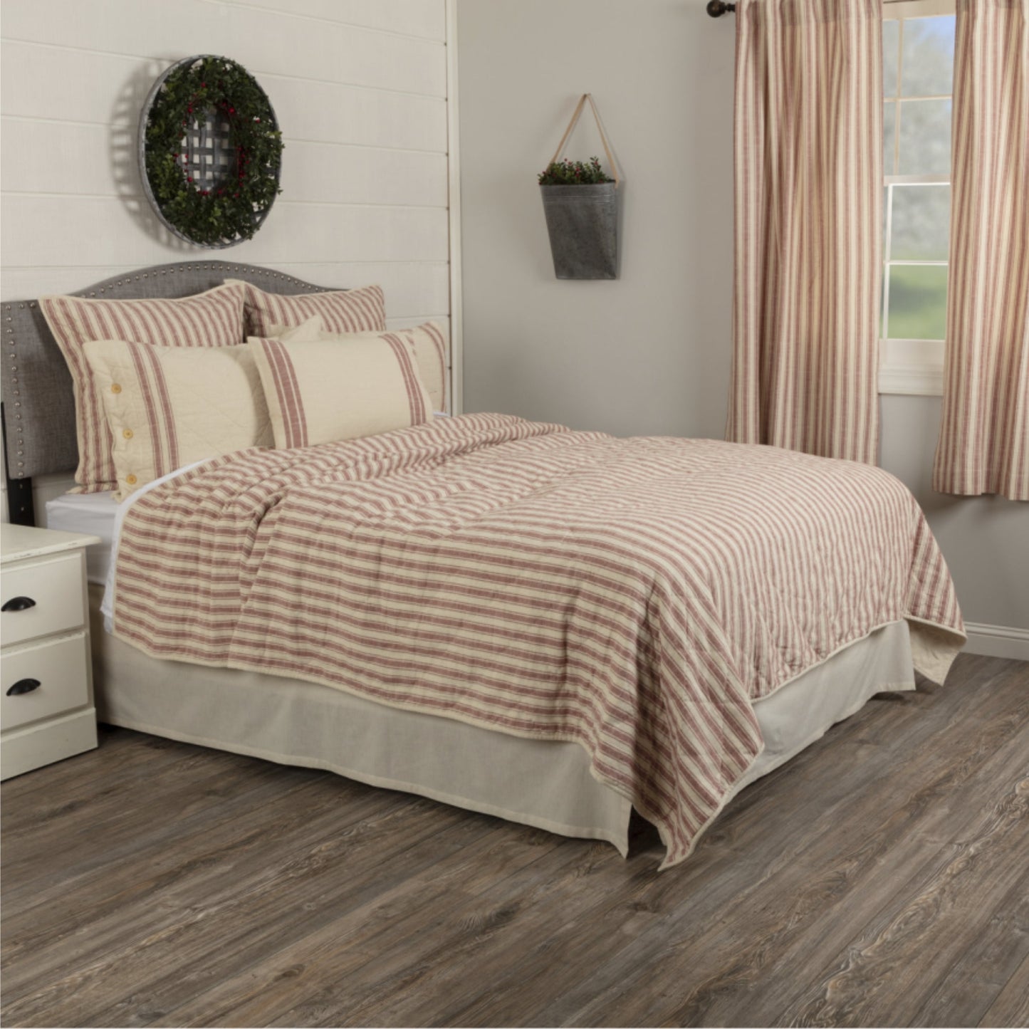 Market Place Red King Quilt 95Lx105W