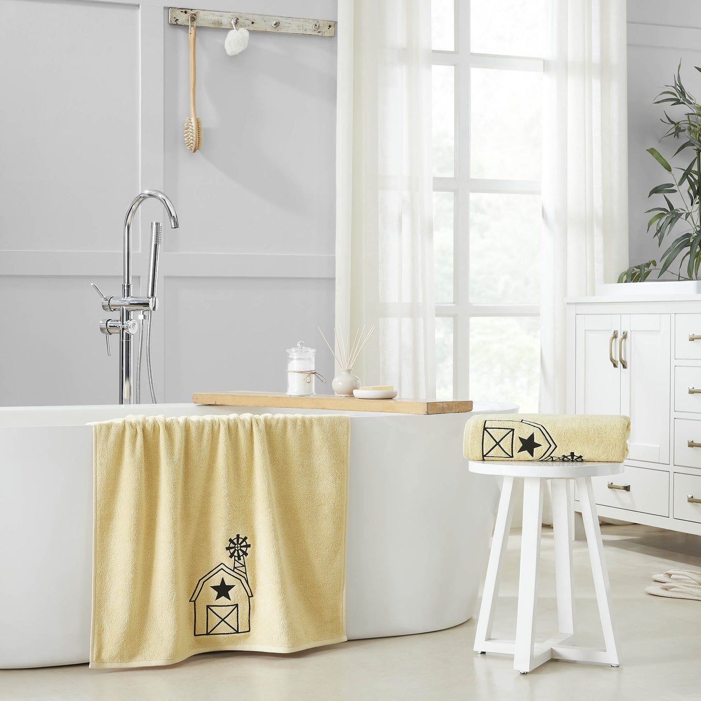 Black Barn w/ Mill Creme Bath Towel Set of 2